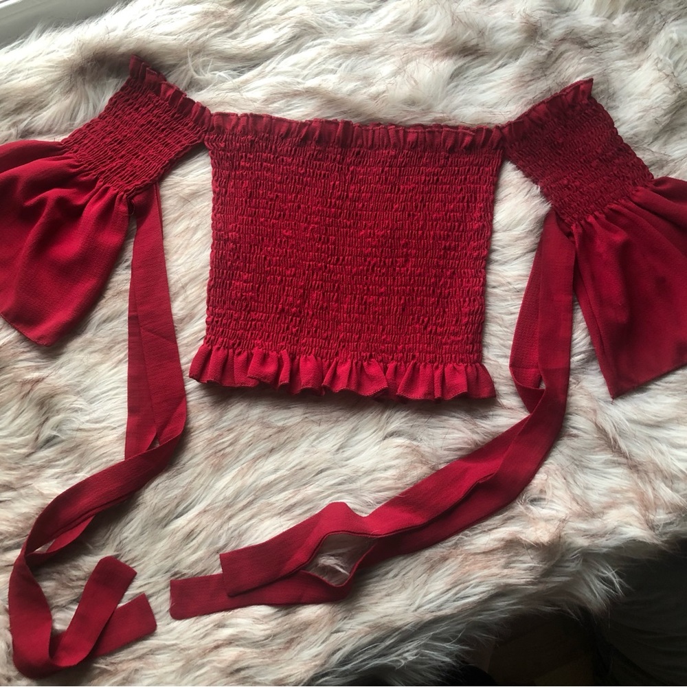 Red strapless/cropped elastic top